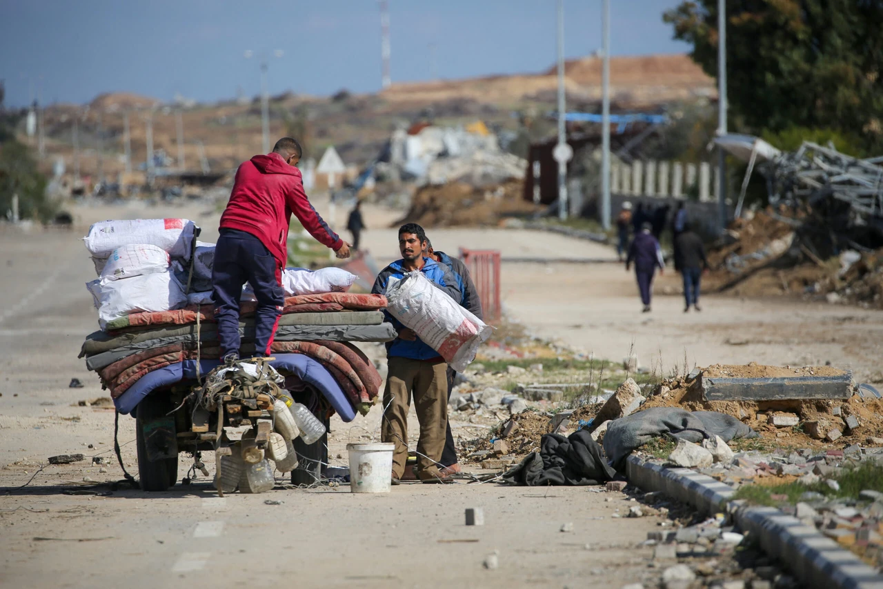 النازحون الفلسطينيون يعودون إلى شمال غزة